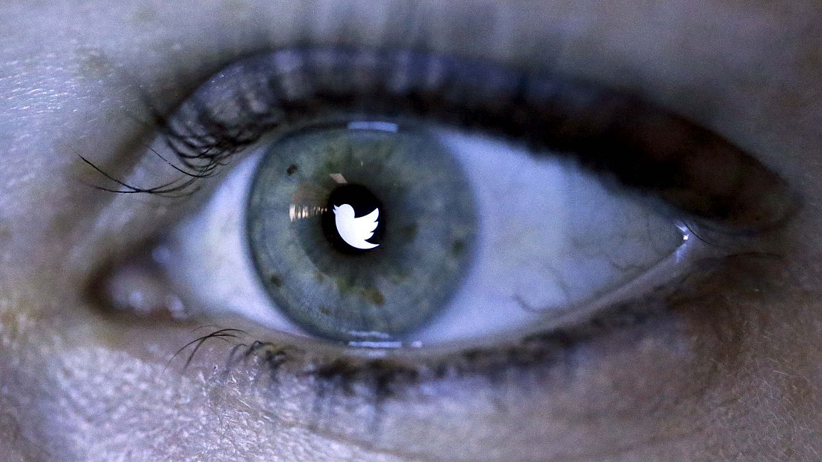 Twitter fights trolls, changes its default image setting