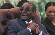 Zimbabwe : les ministres de Robert Mugabe lui offrent une chaise de massage comme cadeau d'anniversaire