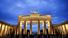Kritik im Netz: Das Brandenburger Tor sollte Russlands Farben tragen