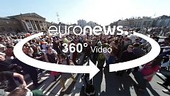 Budapest begrüßt den April mit einer Kissenschlacht