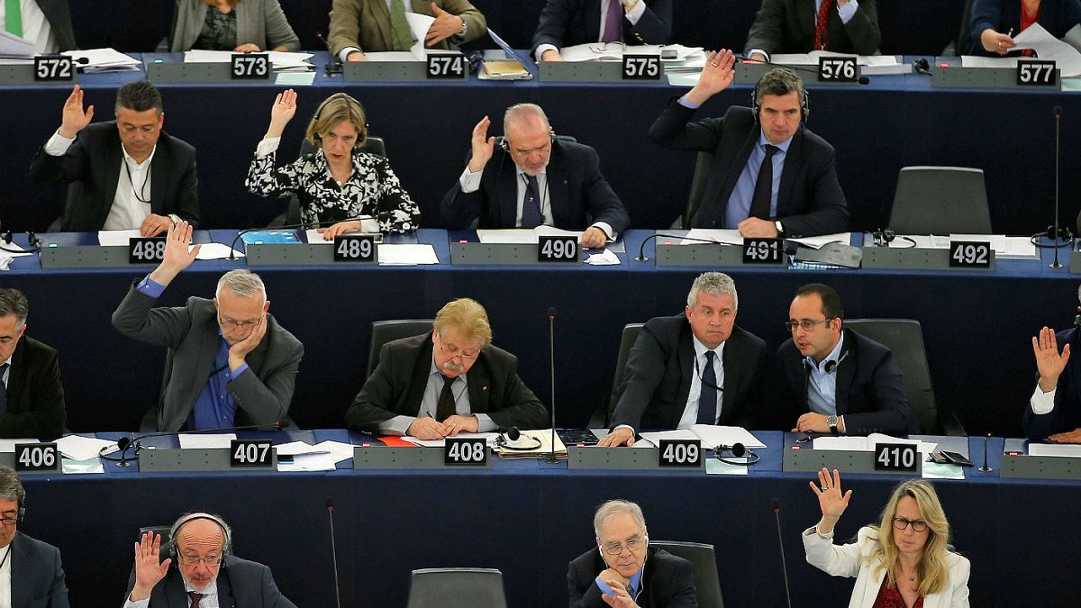 Ευρωβουλευτές: Ζητούν κλείσιμο της αξιολόγησης - Μύδροι κατά Ντάισελμπλουμ (vids)