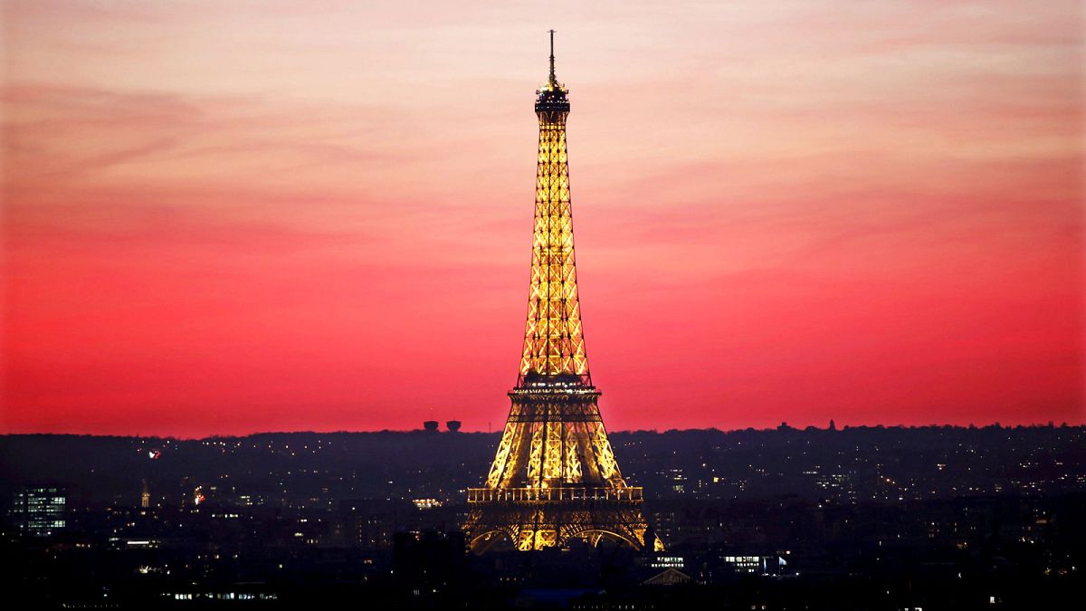 Nicht in den Farben Russlands: Licht aus am Eiffelturm