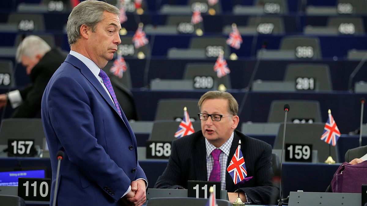 Farage gengsztereknek bélyegezte az EP képviselőket, miután azok szavaztak a Brexit feltételeiről