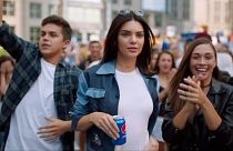 Kendall Jenner'ın oynadığı tartışmalı Pepsi reklamı yayından kaldırıldı