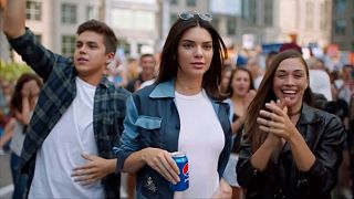 Botrány lett a legújabb Pepsi-kampányból
