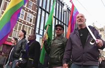Hollanda dövülen eşcinsel çift için ayaklandı
