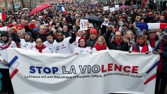 Image: Opponents to the "yellow vests" violent behaviour, take part in a de
