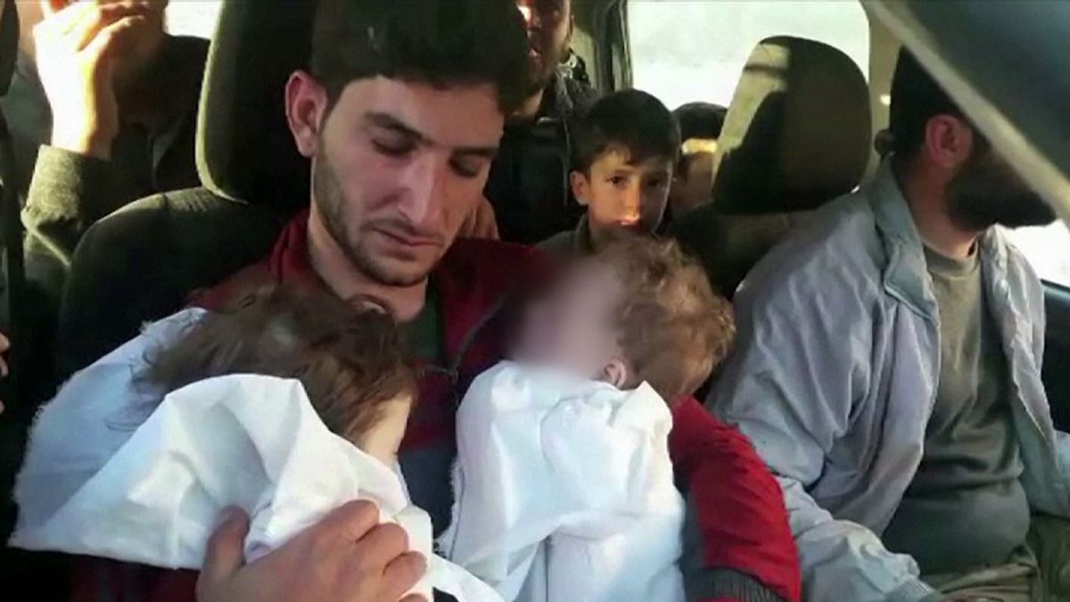 Un padre entierra a sus gemelos, víctimas del ataque en Idlib