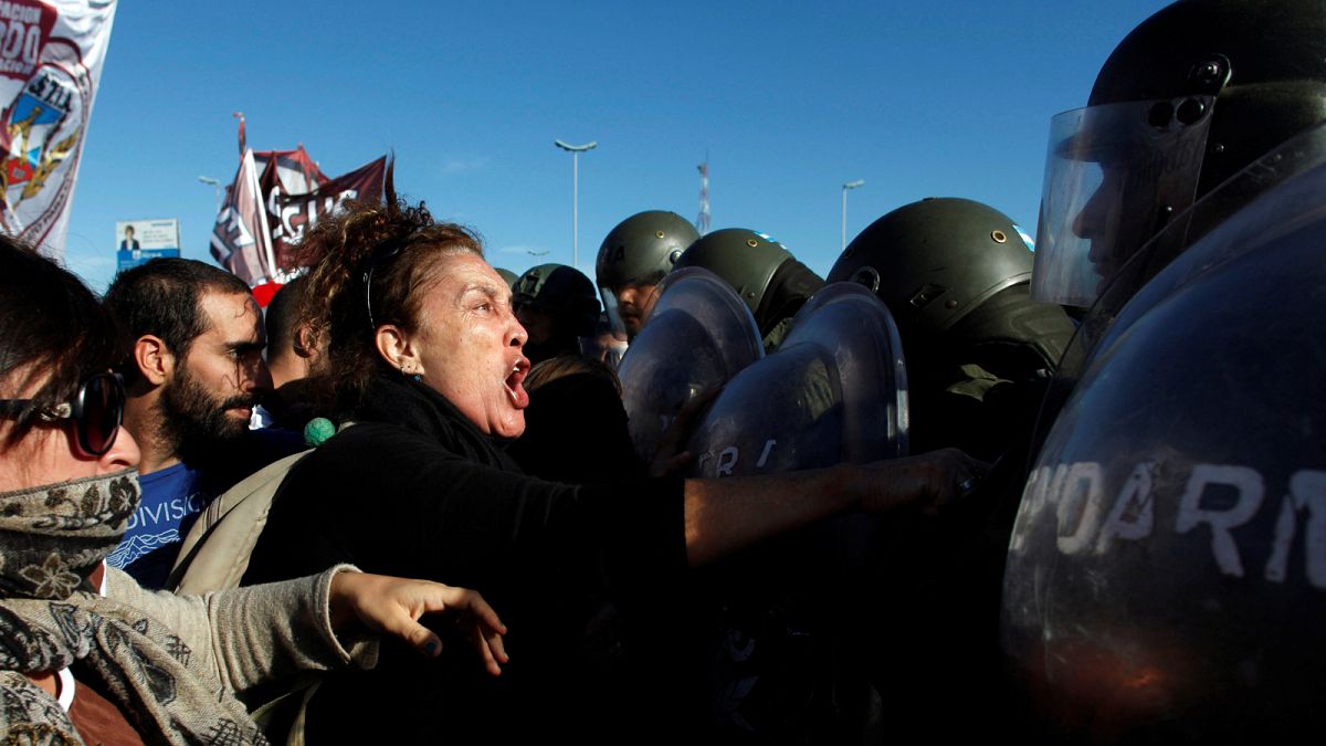 Argentina: police and protesters clash during general strike