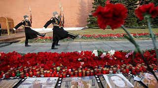 Több tízezren emlékeztek a szentpétervári áldozatokra