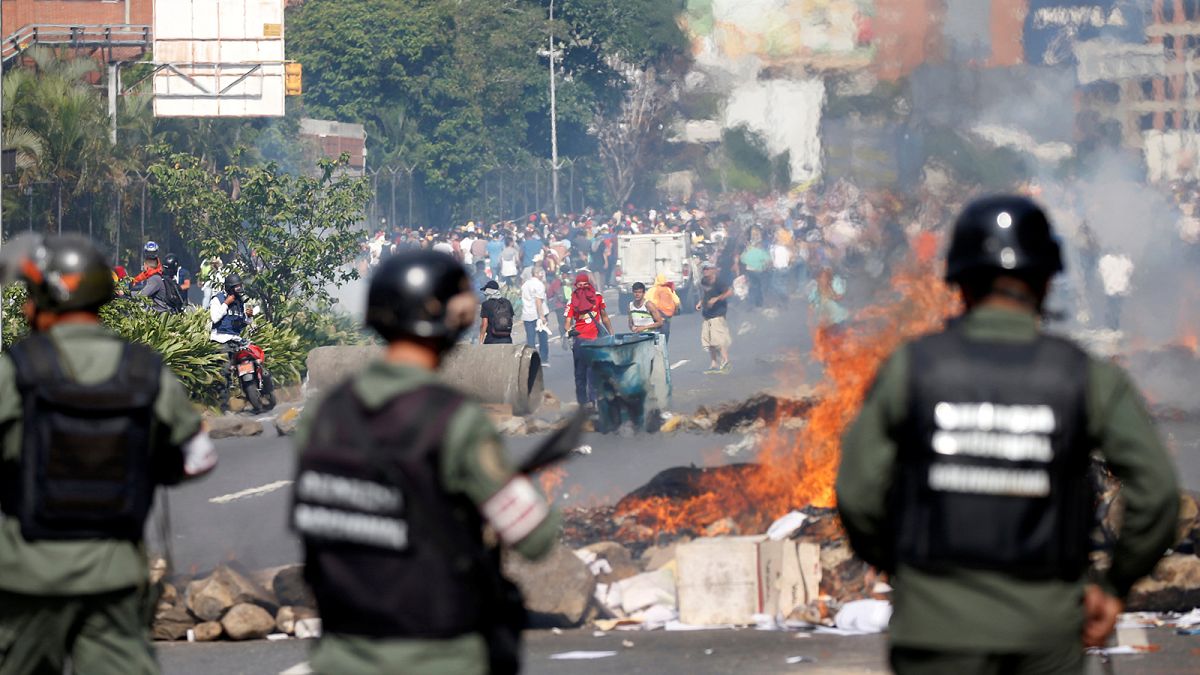 La Policía dispersa por la fuerza una marcha opositora en Caracas