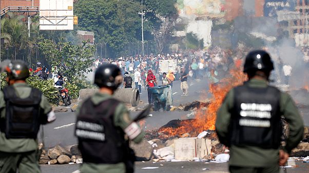 Venezuela: scontri a Caracas tra gli oppositori di Maduro e la polizia Venezuela: scontri a Caracas tra gli oppositori di Maduro e la polizia