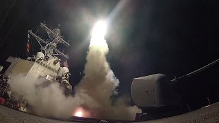EUA atingem base militar síria em resposta a ataque com armas químicas