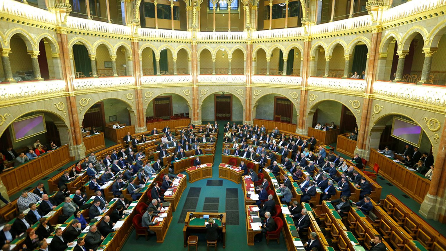 A parlament előtt a civiltörvény
