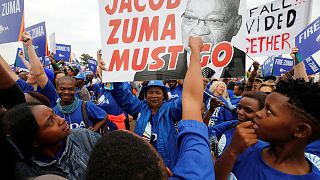 South Africa: scuffles break out at pro- and anti-Zuma rallies