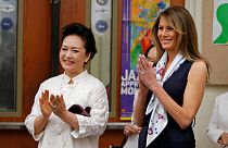 Las primeras damas de EE. UU. y China visitan una escuela de Florida