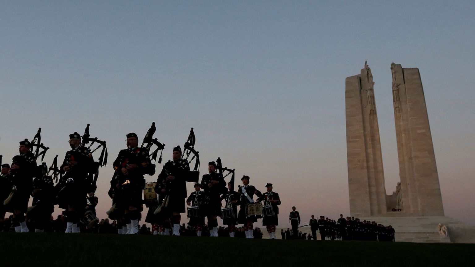 Kanada ordusu Vimy Ridge'te ölen askerlerini andı