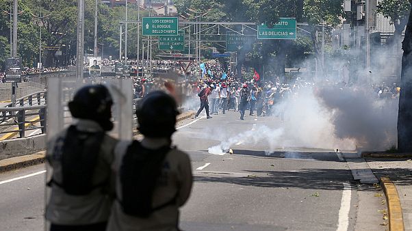 Violent clashes in Venezuela as demonstrators denounce 'dictatorship' Violent clashes in Venezuela as demonstrators denounce 'dictatorship'