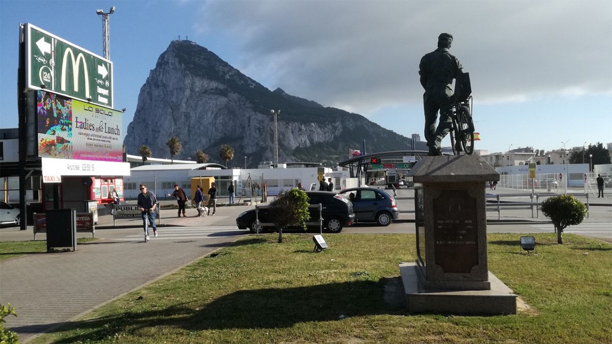 Trabajadores y empresarios de ambos lados de la frontera de Gibraltar se sienten “rehenes” de las negociaciones del 'brexit'