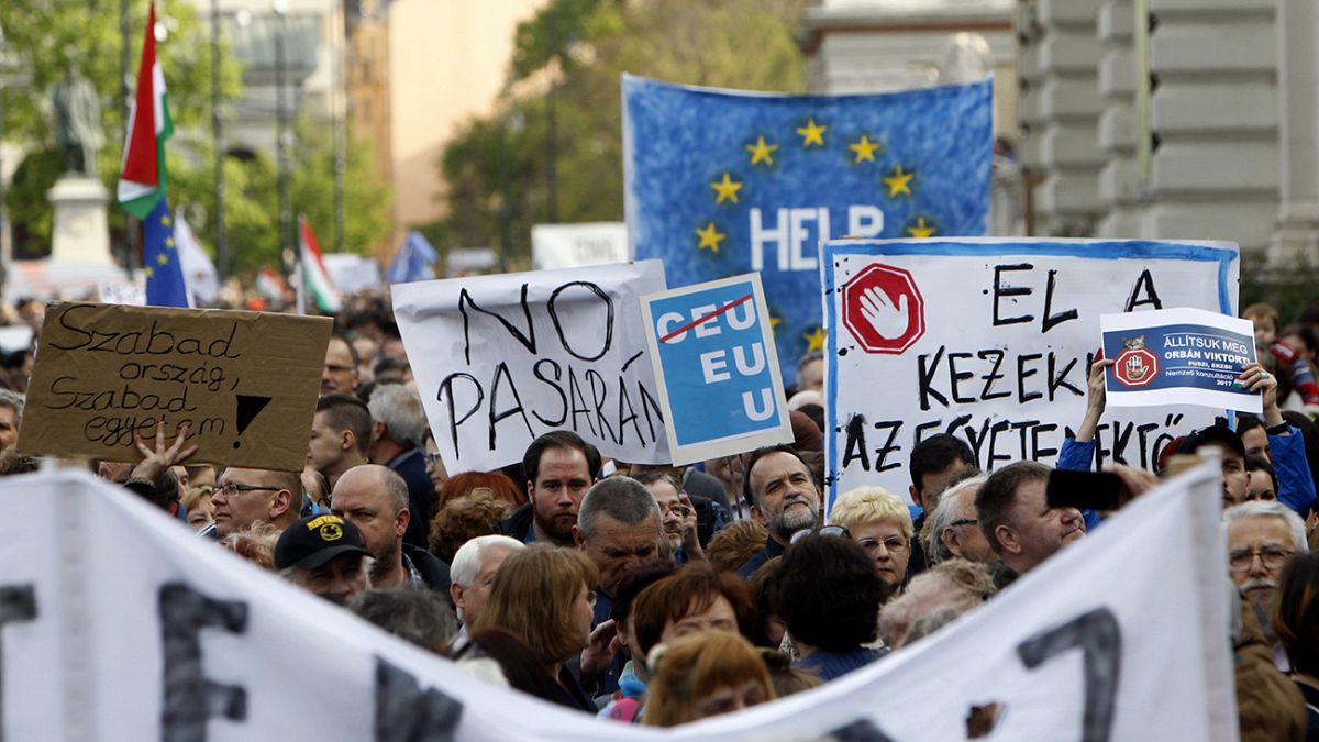 المجريون يتظاهرون بقوة ضد قانون يحد من انتشار الجامعات الدولية