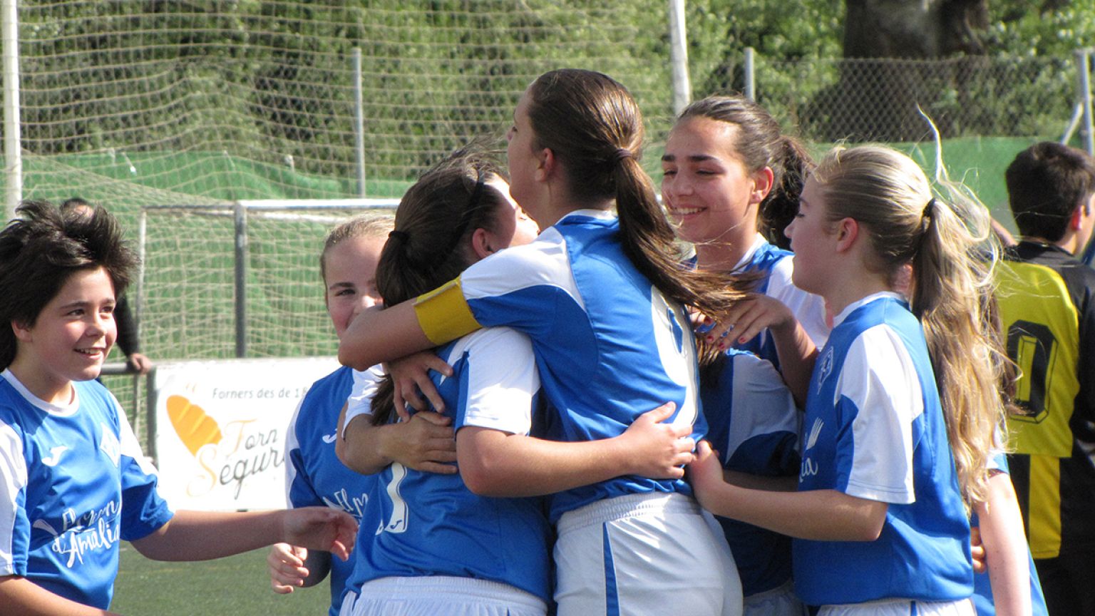 "Barbies können auch Fußball!" Mädchenteam siegt in Jungen-Liga