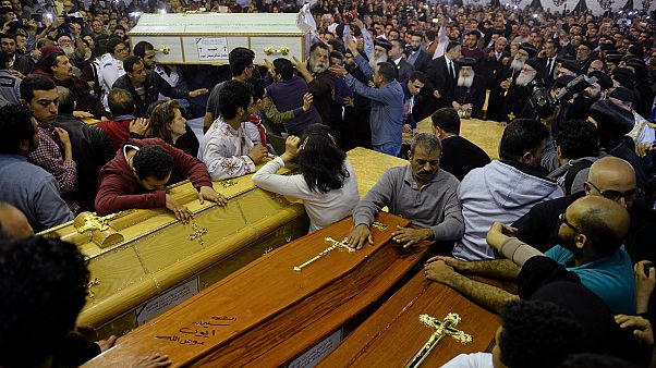 Mısır'da kilise saldırılarında ölenler toprağa veriliyor Mısır'da kilise saldırılarında ölenler toprağa veriliyor