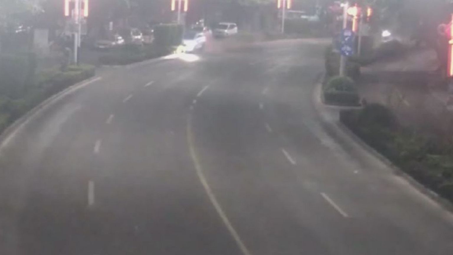 Terepjáró és lámpaoszlop találkozása Kínában - videó