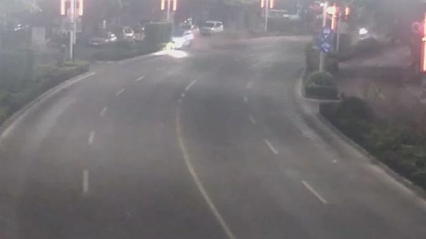 Hızlı giden sürücü arabasıyla sokak lambasını devirdi Hızlı giden sürücü arabasıyla sokak lambasını devirdi