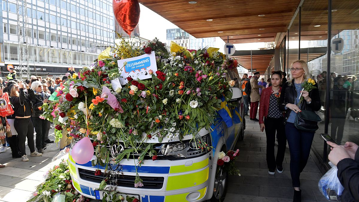 Жители Стокгольма несут цветы к месту, где погибли их сограждане