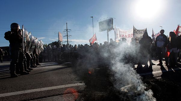 Arjantin'de protesto gösterisi yapan öğretmenlerle polis çatıştı Arjantin'de protesto gösterisi yapan öğretmenlerle polis çatıştı