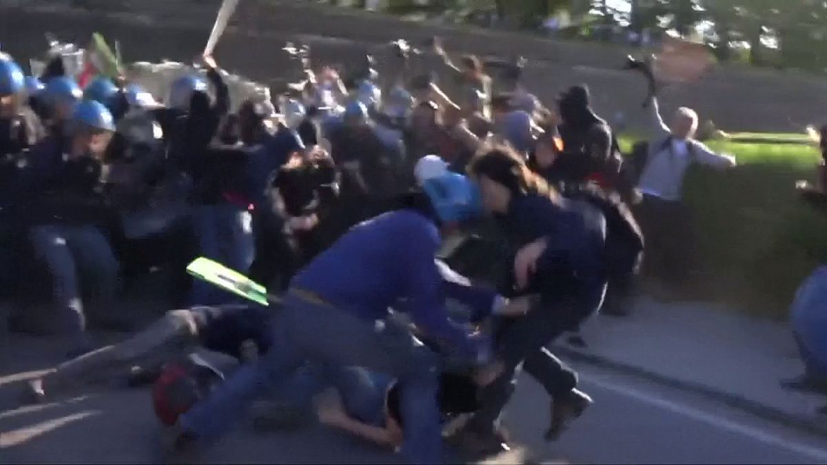 [بالصور]: الشرطة الإيطالية تشتبك مع متظاهرين خلال قمة مجموعة 7