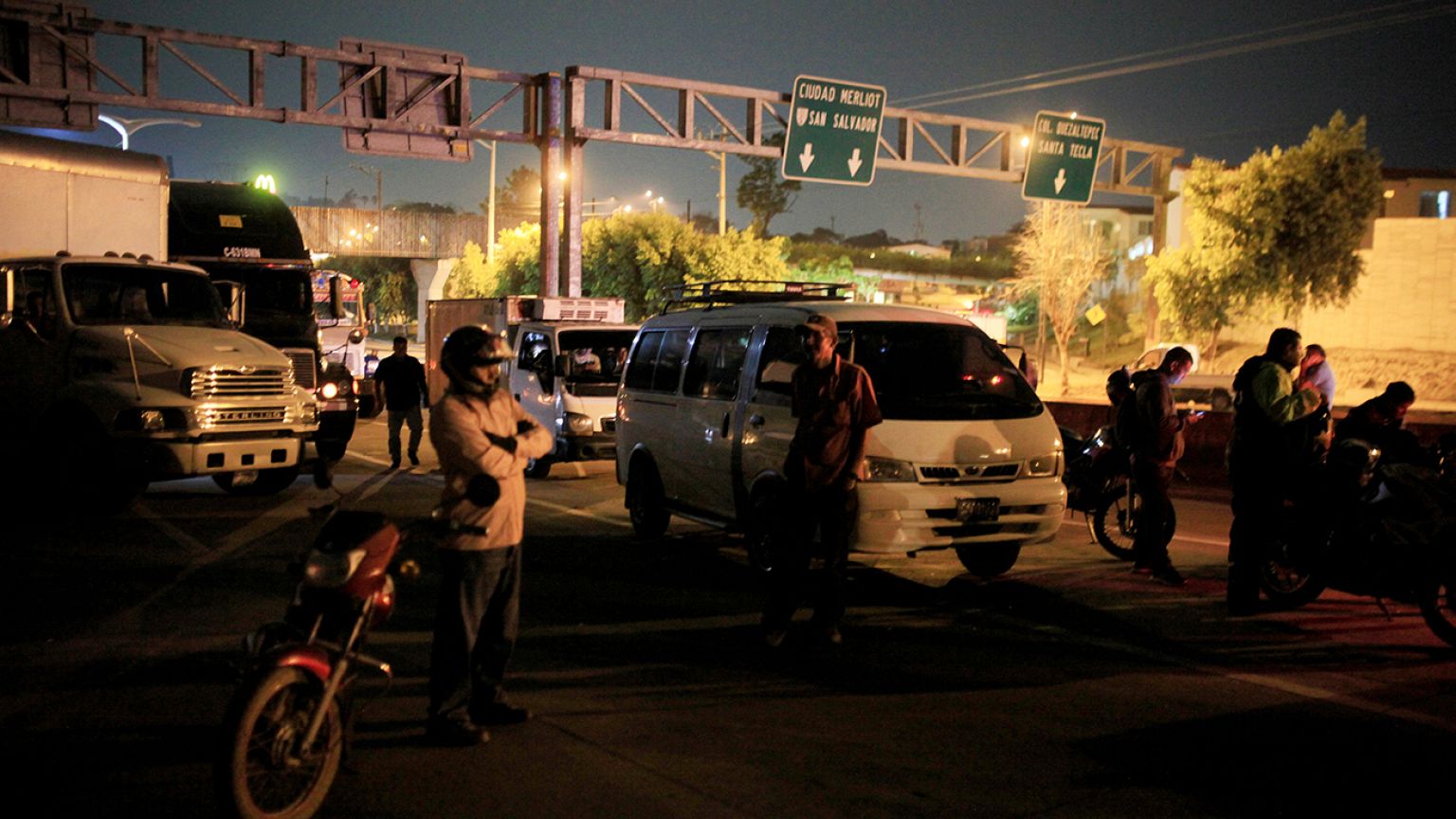 Un muerto y dos heridos en derrumbe tras terremoto en El Salvador