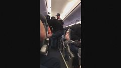 Flug überbucht: United Airlines lässt Passagier aus Flugzeug schleifen