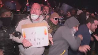 Paris'te görev yapan gardiyanlardan protesto gösterisi