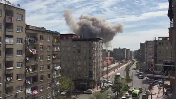 Turchia, esplosione in un edificio della polizia a Dyarbakir, almeno un morto Turchia, esplosione in un edificio della polizia a Dyarbakir, almeno un morto