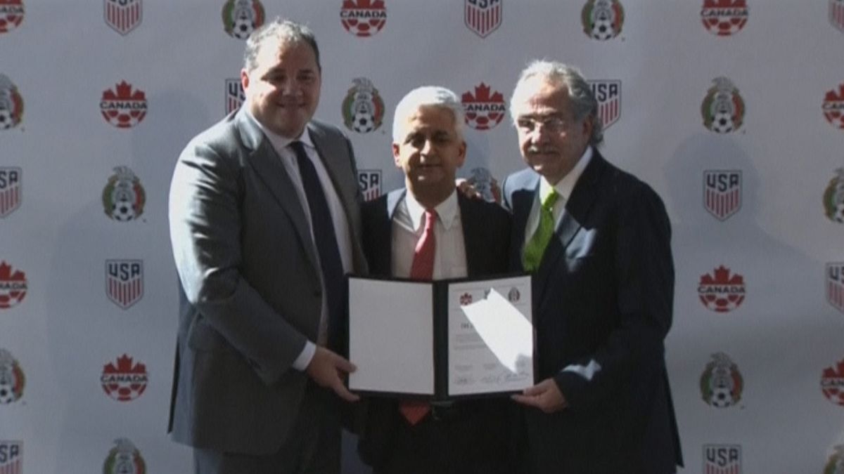 الولايات المتحدة والمكسيك وكندا تعرض طلبها بتنظيم بطولة عام 2026 لكرة القدم