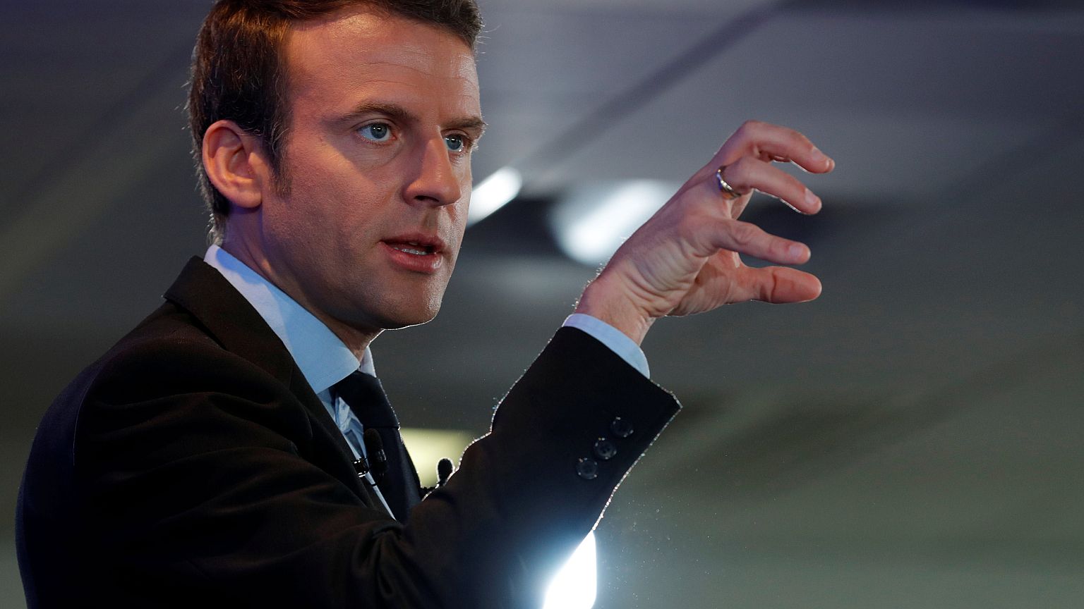 Frankreich 12 Tage vor der Wahl: Neue Beschimpfungen, neue Hologramme