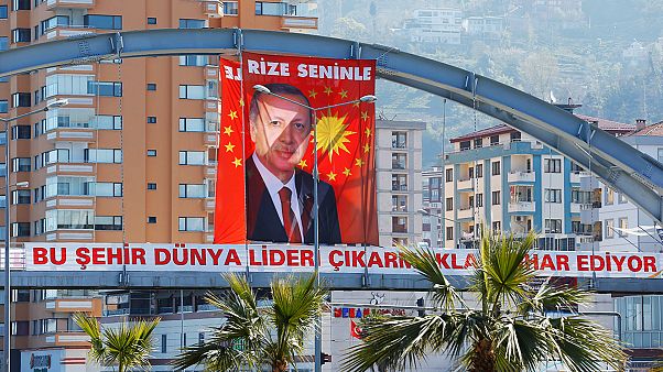 Türkische Stimmzettel von Berlin nach Ankara geflogen Türkische Stimmzettel von Berlin nach Ankara geflogen