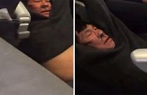 EUA: United Airlines arrasta passageiro para fora de um avião e torna-se motivo de chacota