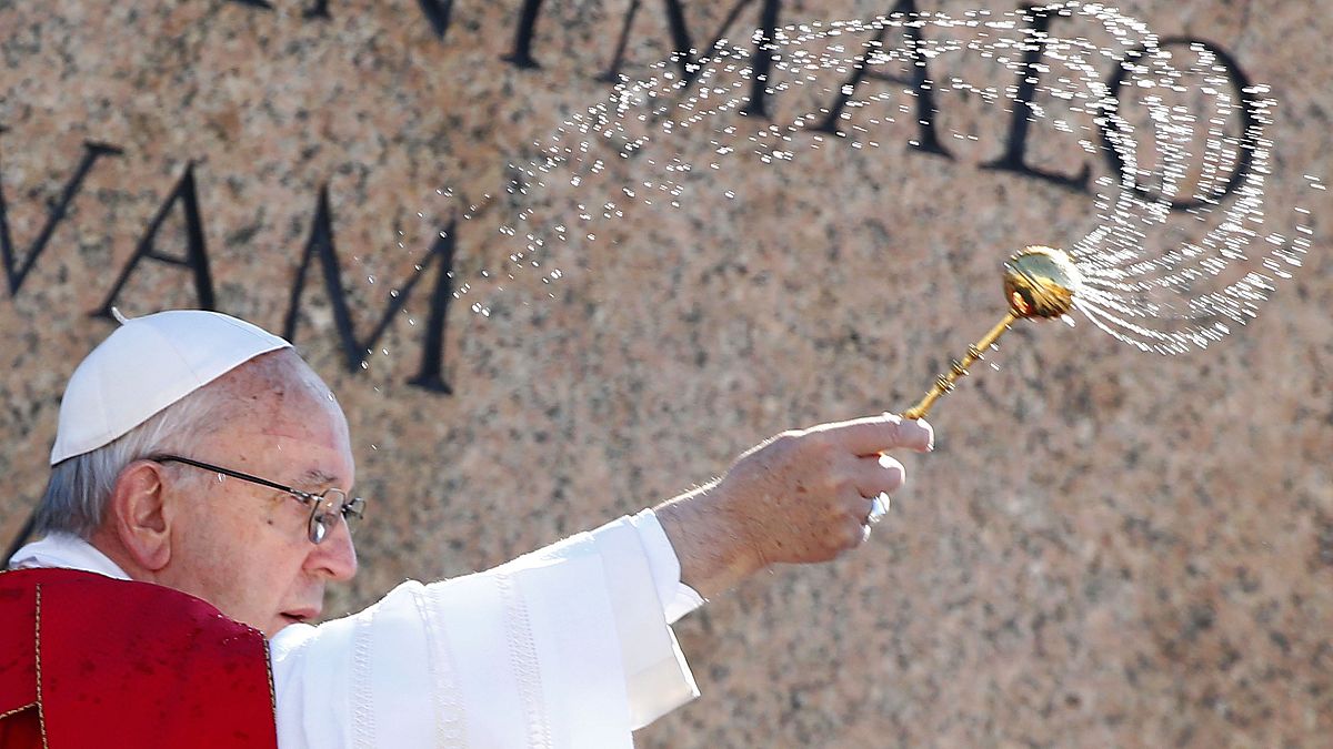 Papa Francis evsiz insanlar için çamaşırhane açtı