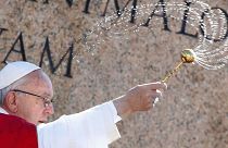 Papa Francis evsiz insanlar için çamaşırhane açtı