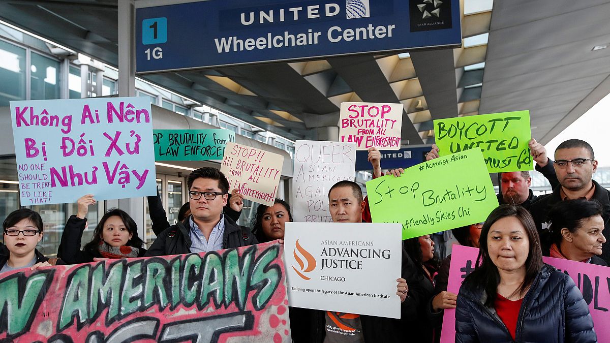 United Airlines: manifestazione di protesta degli asiatici, scuse non bastano