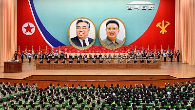 Le parlement nord-coréen au garde à vous