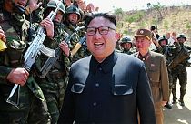 Corea del Nord: Abe "potrebbe usare il gas sarin", Kim assiste a esercitazione