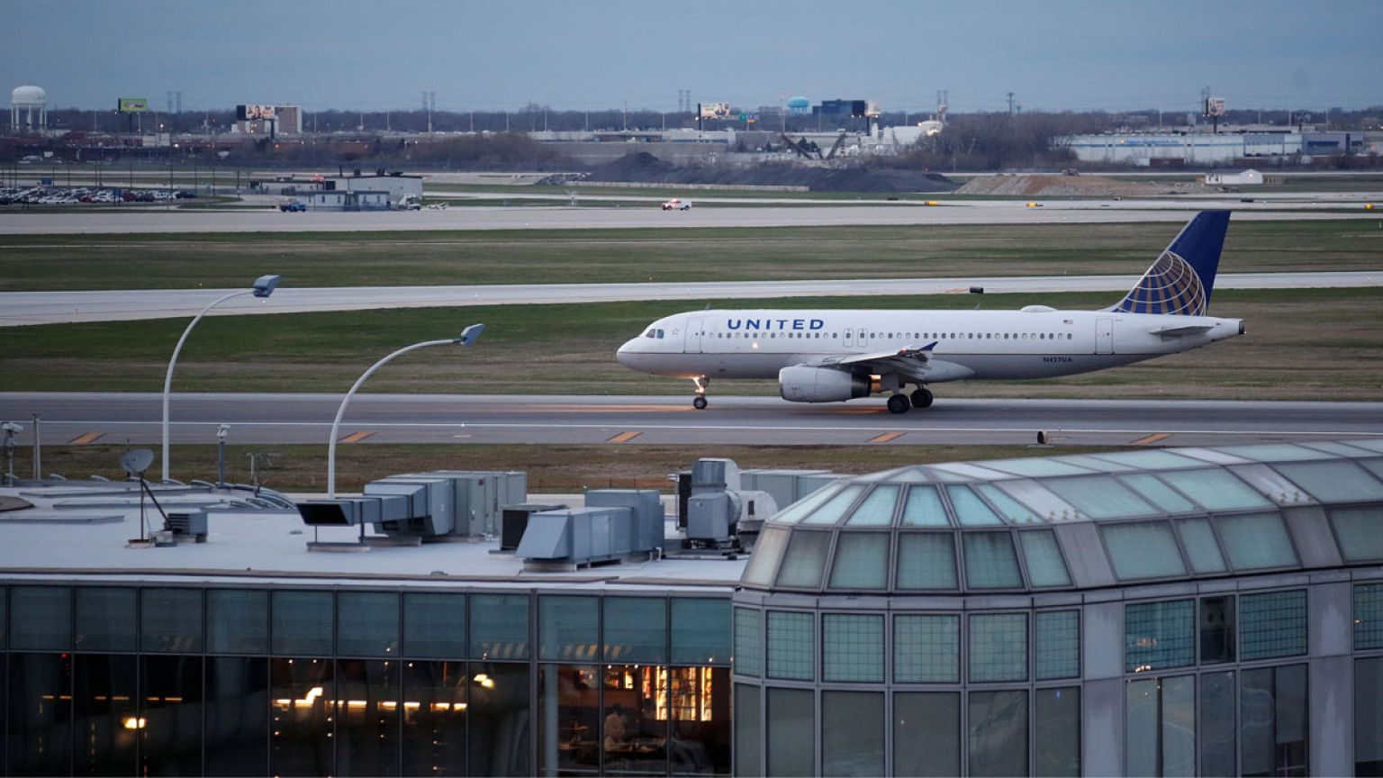 Competitors join in on ridiculing United Airlines