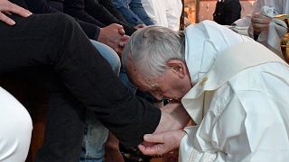 پاپ فرانسیس در مراسم پنج شنبه مقدس پای ۱۲ زندانی را شستشو داد
