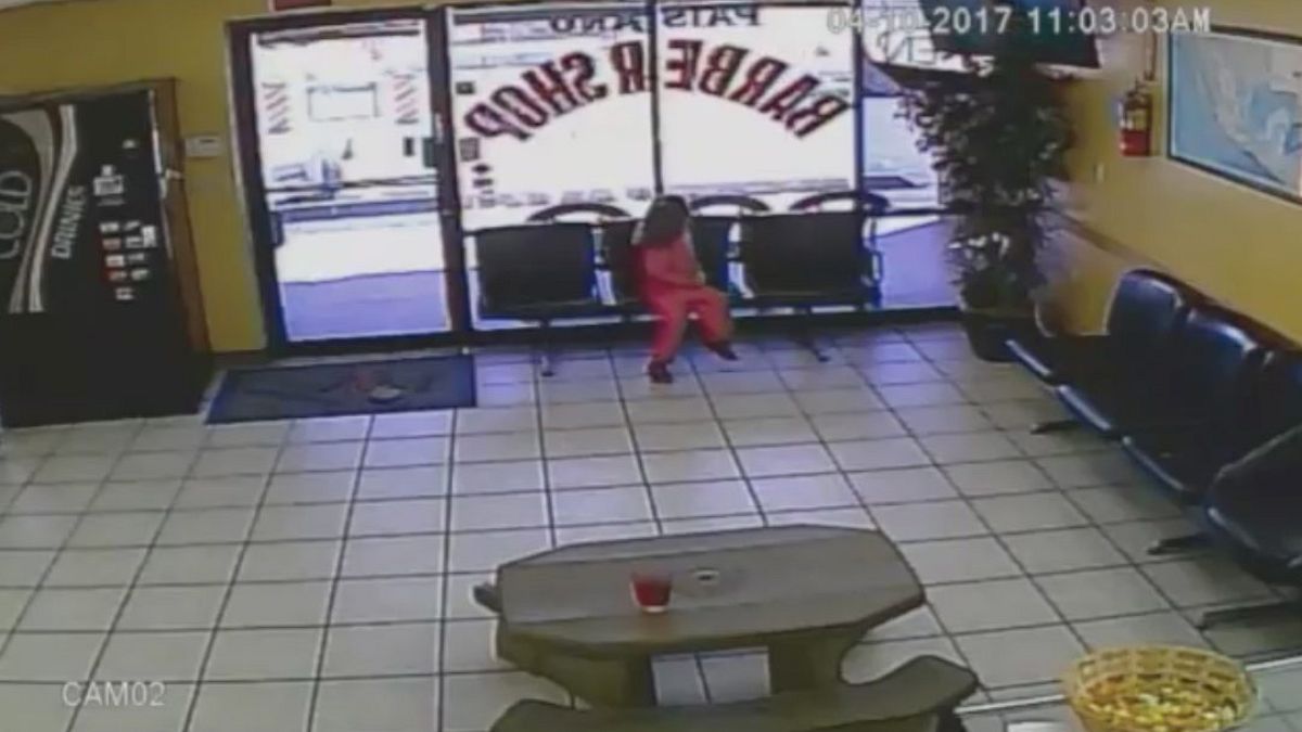 [watch] Four-year-old narrowly escapes barber shop gunfire