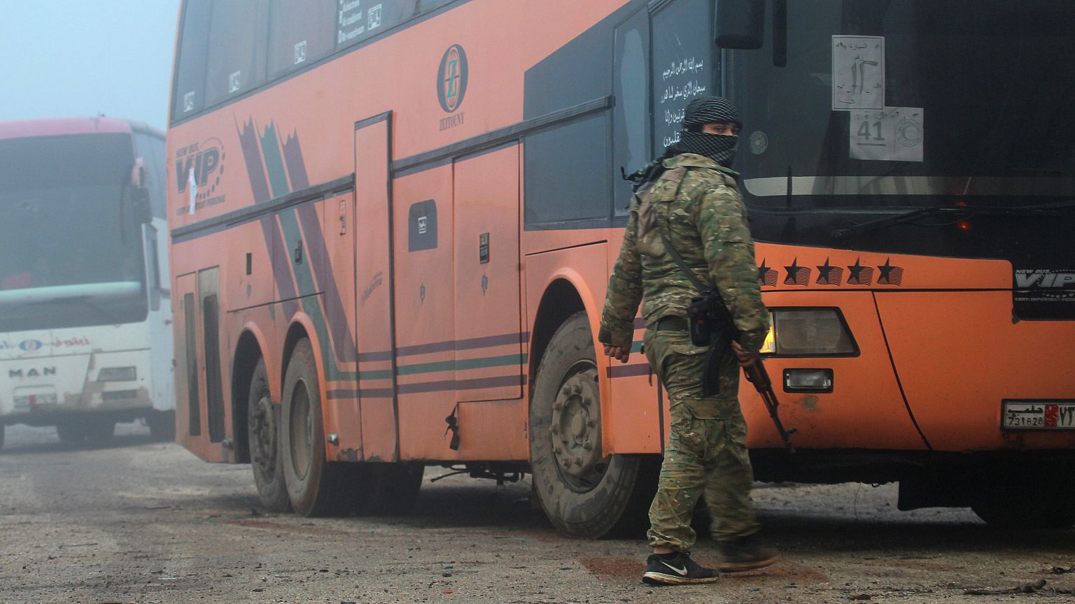 Rebeldes e regime sírio deslocam 20 mil civis e combatentes de quatro cidades sitiadas