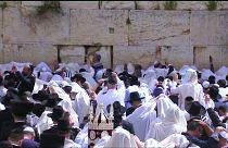 Judeus no Muro das Lamentações para orações da Páscoa