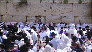 Judeus no Muro das Lamentações para orações da Páscoa
